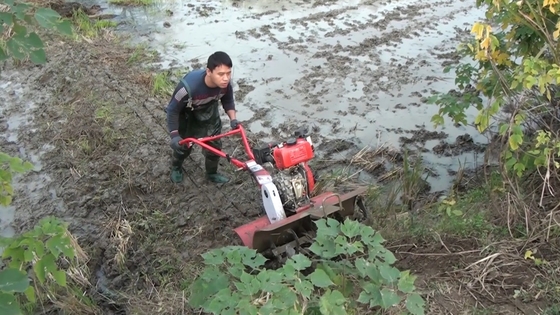 Cultivo agrícola avançado com tração nas quatro rodas com motor a gasolina para equipamentos agrícolas
