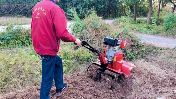186F Motor diesel de tração nas quatro rodas Mini Power Tiller Cultivator para eficiência de fazendas