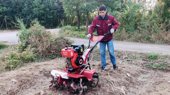 186F Motor diesel de tração nas quatro rodas Mini Power Tiller Cultivator para eficiência de fazendas
